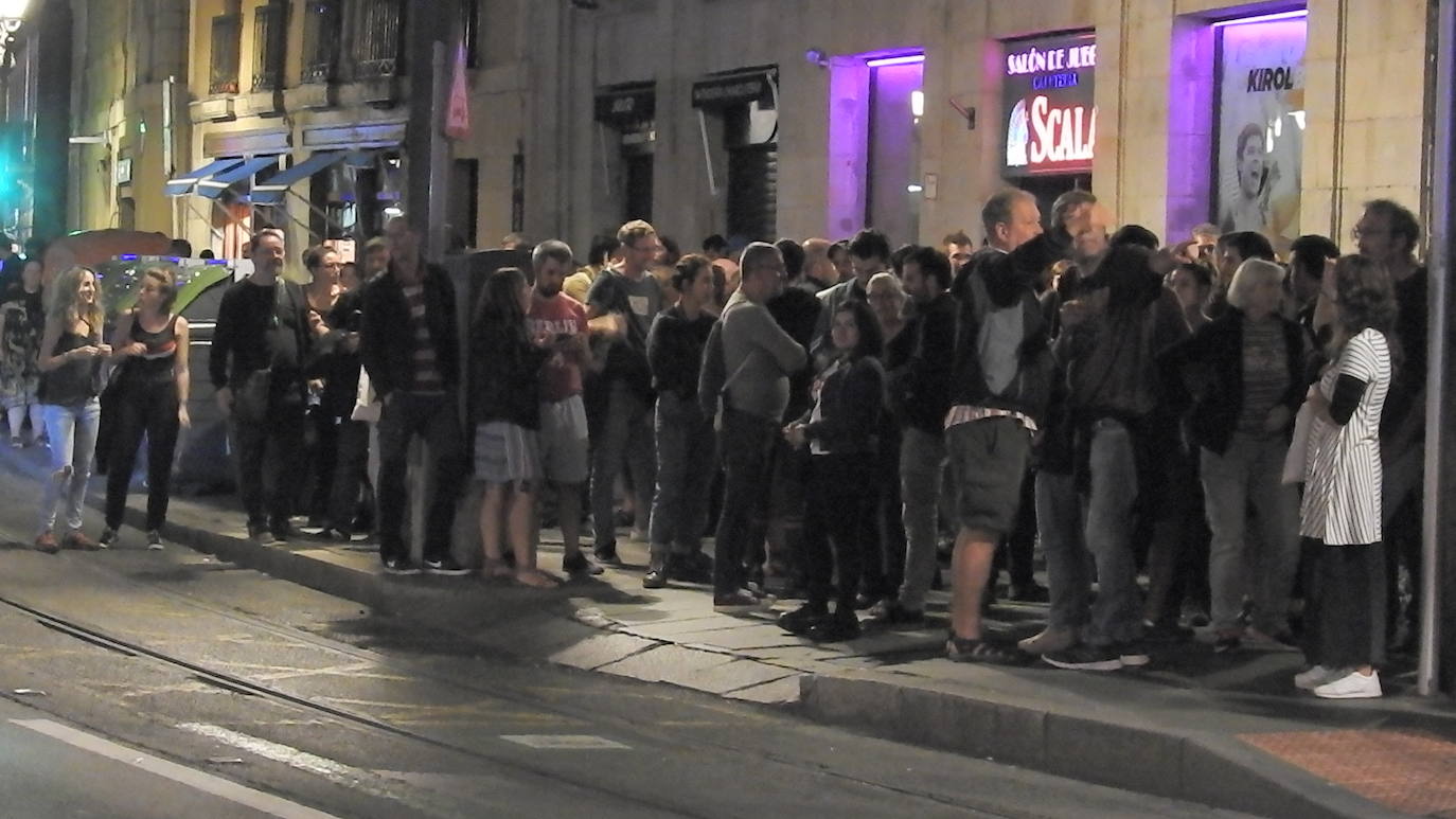 Fotos: Espectacular despligue policial frente al Mercado de La Ribera de Bilbao