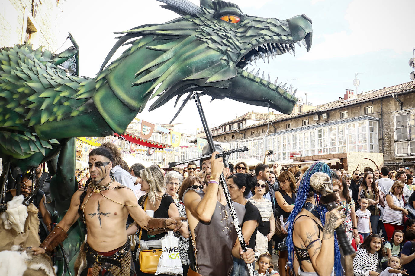 Armaduras, babuchas, gaitas, tambores y un enorme dragón inauguran la feria. El Mercado Medieval de Vitoria ya echa humo
