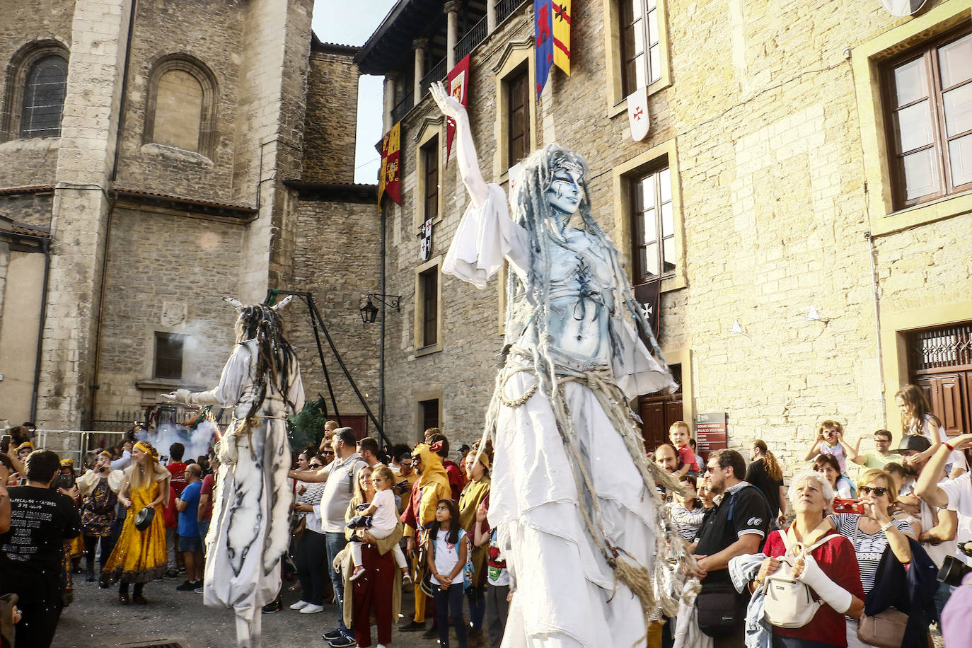 Armaduras, babuchas, gaitas, tambores y un enorme dragón inauguran la feria. El Mercado Medieval de Vitoria ya echa humo