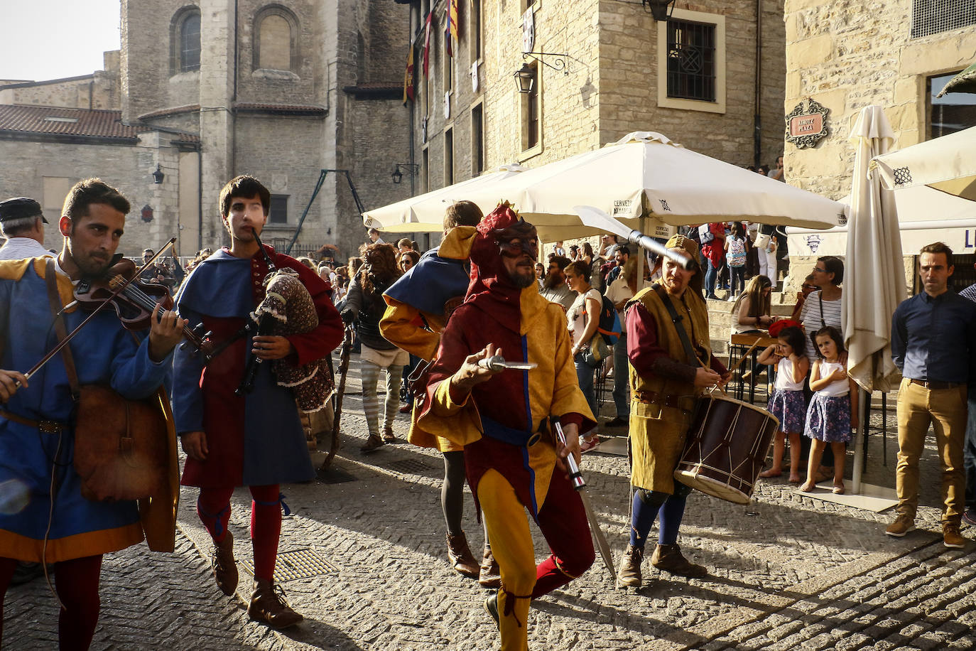 Armaduras, babuchas, gaitas, tambores y un enorme dragón inauguran la feria. El Mercado Medieval de Vitoria ya echa humo
