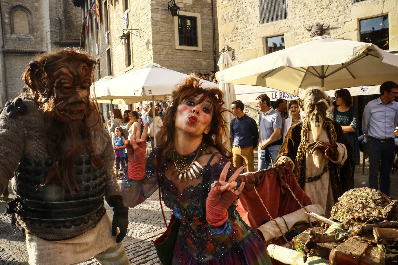 Armaduras, babuchas, gaitas, tambores y un enorme dragón inauguran la feria. El Mercado Medieval de Vitoria ya echa humo