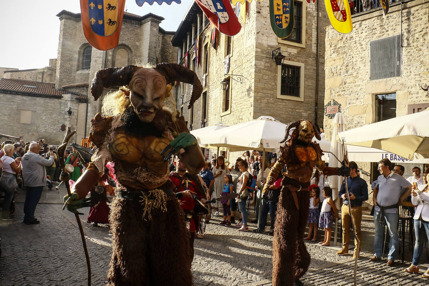 Armaduras, babuchas, gaitas, tambores y un enorme dragón inauguran la feria. El Mercado Medieval de Vitoria ya echa humo