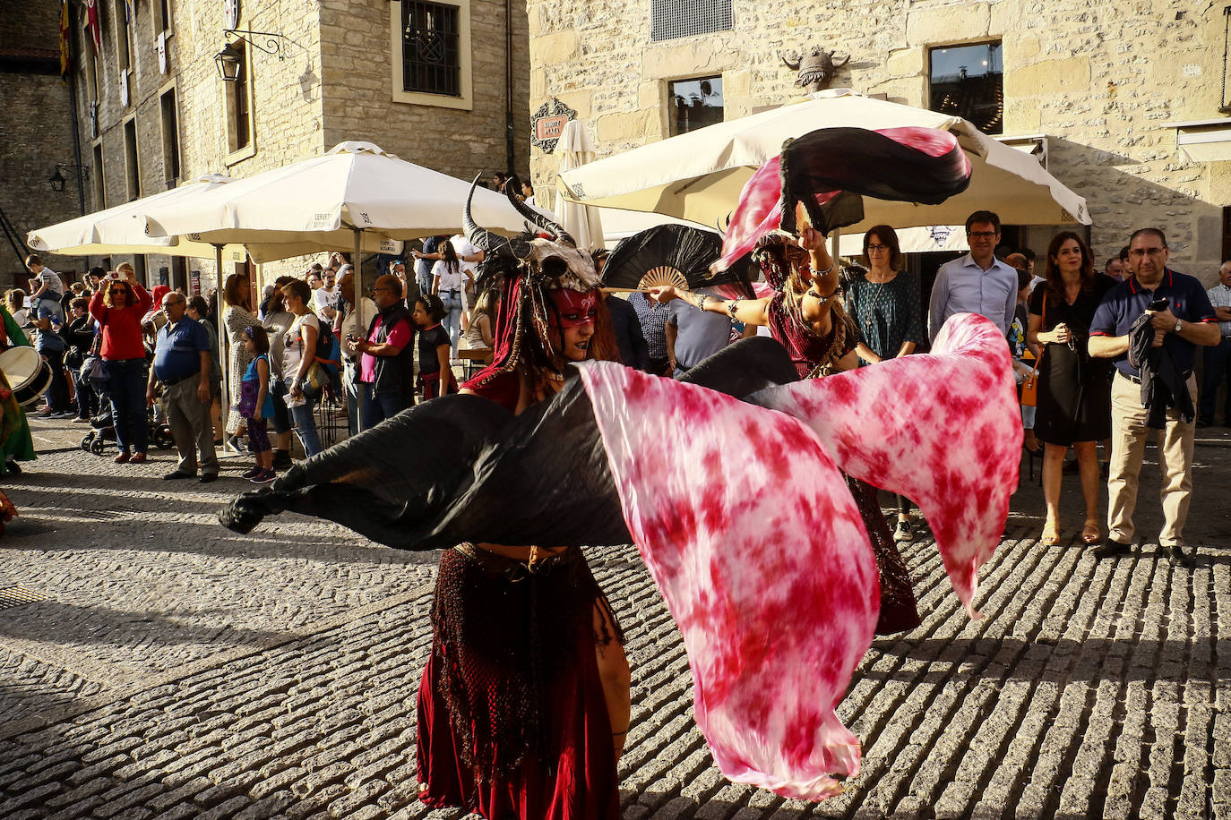 Armaduras, babuchas, gaitas, tambores y un enorme dragón inauguran la feria. El Mercado Medieval de Vitoria ya echa humo