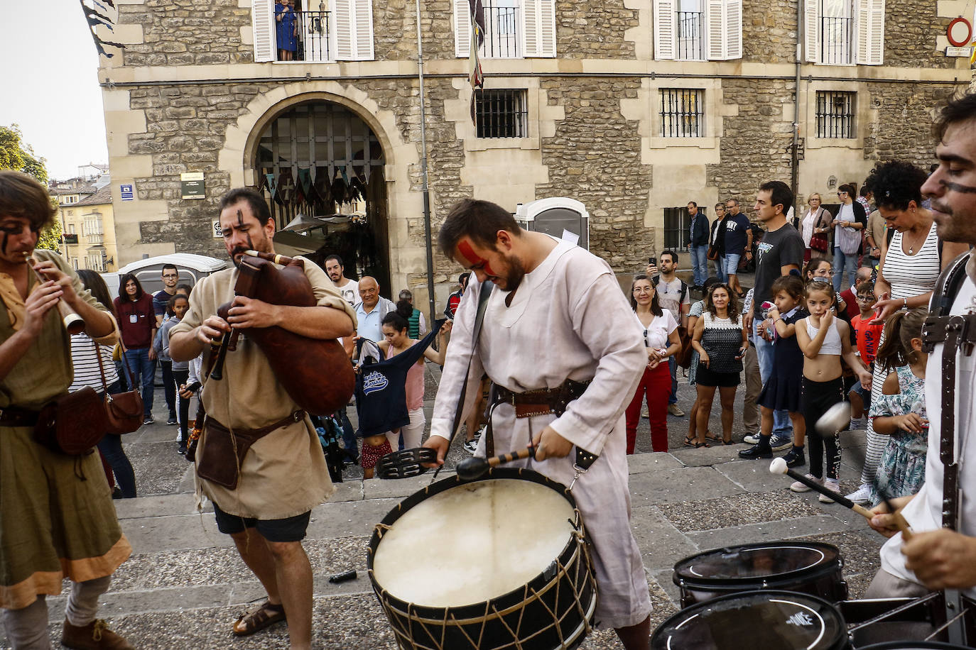 Armaduras, babuchas, gaitas, tambores y un enorme dragón inauguran la feria. El Mercado Medieval de Vitoria ya echa humo