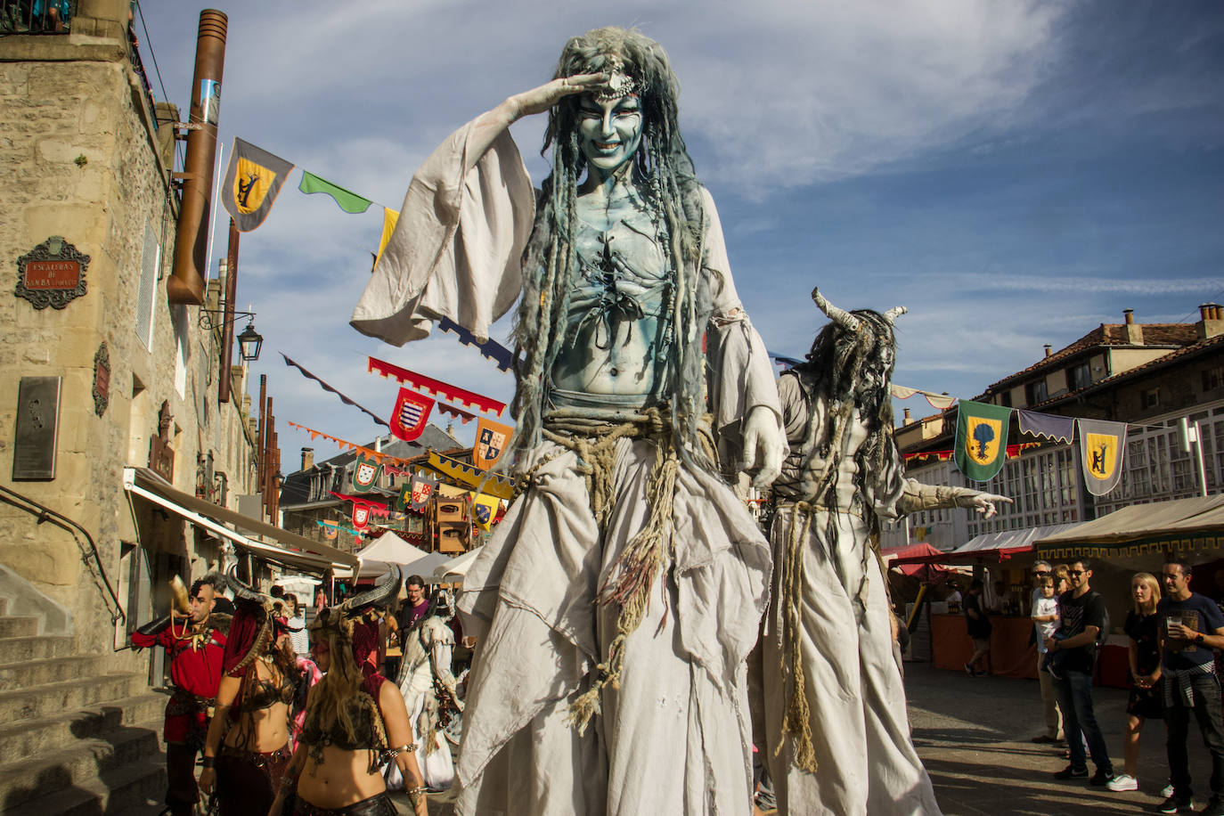 Armaduras, babuchas, gaitas, tambores y un enorme dragón inauguran la feria. El Mercado Medieval de Vitoria ya echa humo