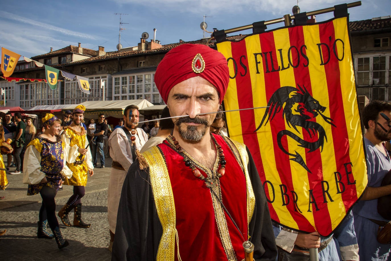 Armaduras, babuchas, gaitas, tambores y un enorme dragón inauguran la feria. El Mercado Medieval de Vitoria ya echa humo