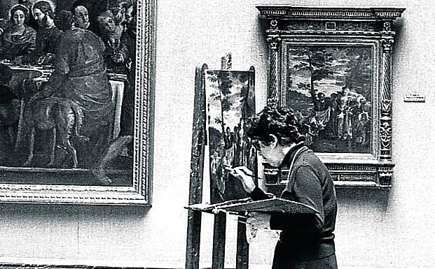 Una copista en el museo en 1977. 