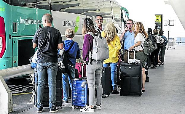 Lurraldebus conecta Loiu con San Sebastián cada hora, con la posibilidad de parar en Zarautz.