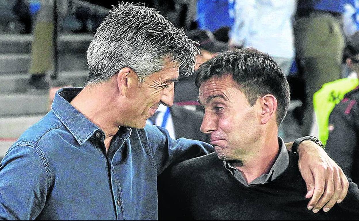 Imanol Alguacil y Asier Garitano se saludan antes del partido de ayer en Anoeta. 