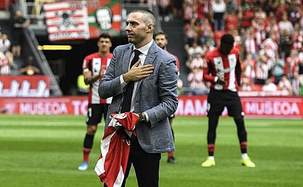 Javi Salgado con la camiseta del Athletic durante su homenaje. FERNANDO GÓMEZ