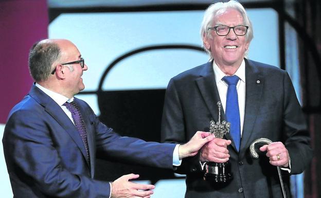 El actor recogió el premio de manos de José Luis Rebordinos.