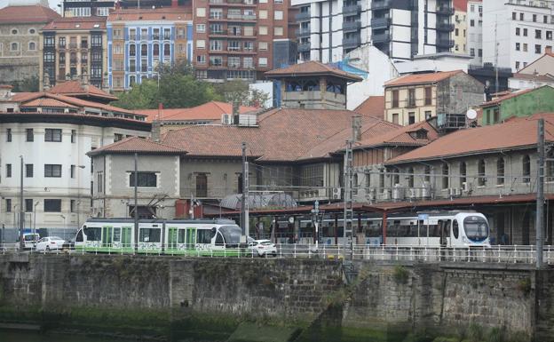 Vista de la Estacion de Atxuri con el tranvia.