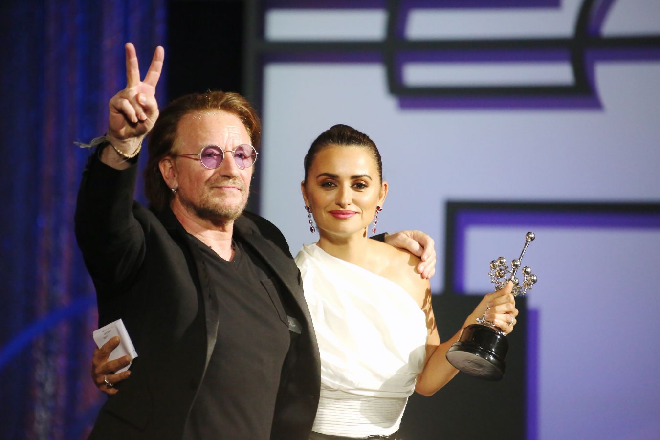 El cantante irlandés de U2 Bono ha sido el encargado de entregar el galardón a Penélope Cruz en el Kursaal