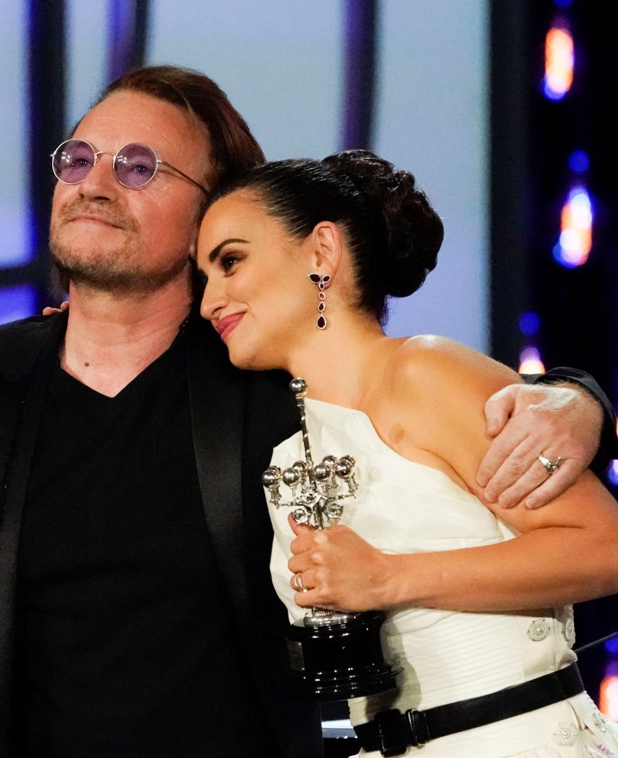 El cantante irlandés de U2 Bono ha sido el encargado de entregar el galardón a Penélope Cruz en el Kursaal