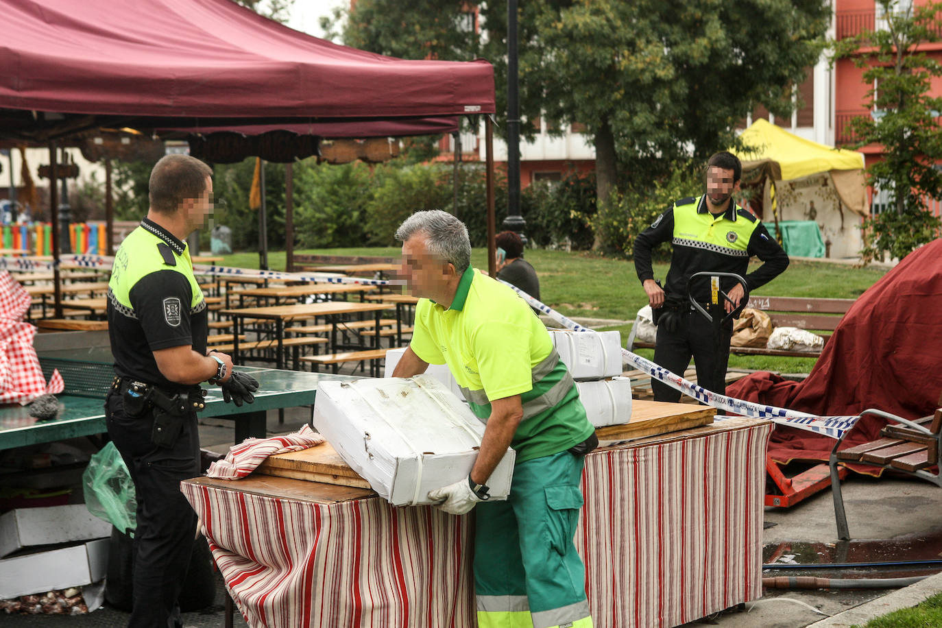 Fotos: La Policía Local clausura un puesto del Mercado Medieval