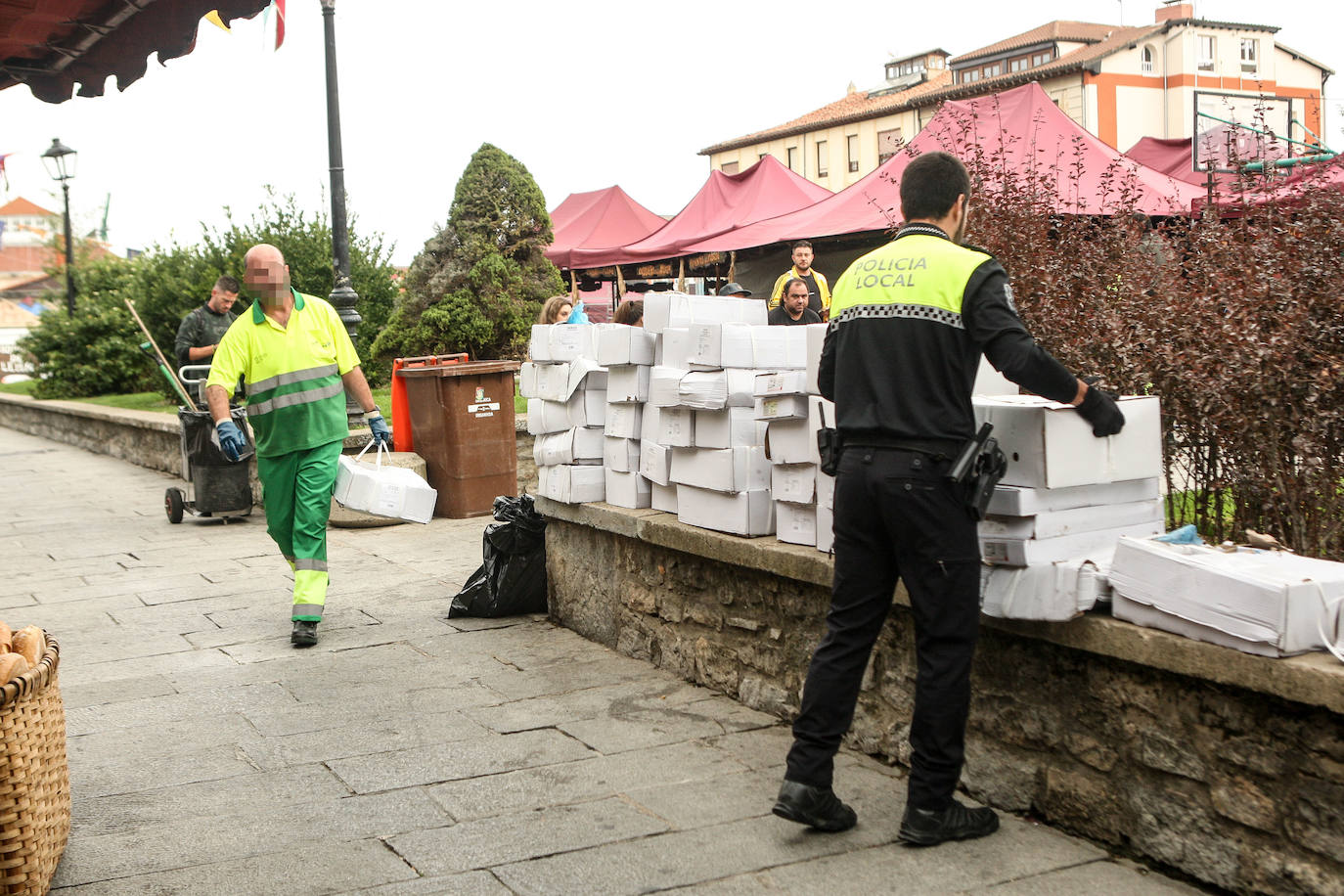 Fotos: La Policía Local clausura un puesto del Mercado Medieval
