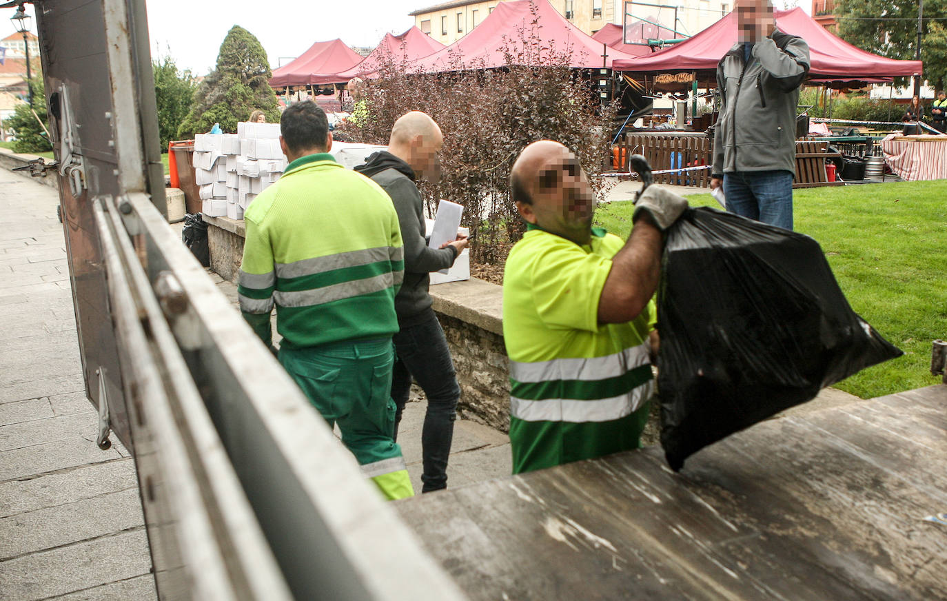 Fotos: La Policía Local clausura un puesto del Mercado Medieval