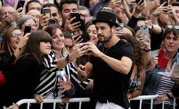 Mario Casas, con sus jóvenes fans. 