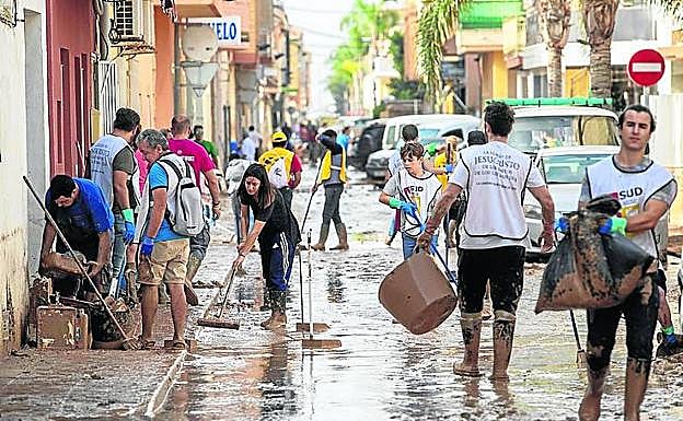 Los afectados limpian las calles tras la Dana.