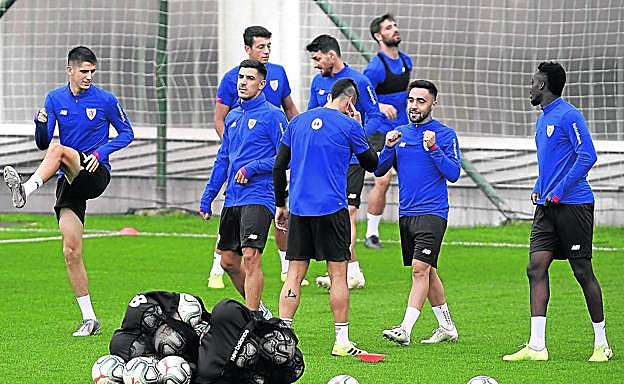 Jugadores del Athletic realizaron ayer el último entrenamiento en Lezama antes de recibir hoy al Valencia.