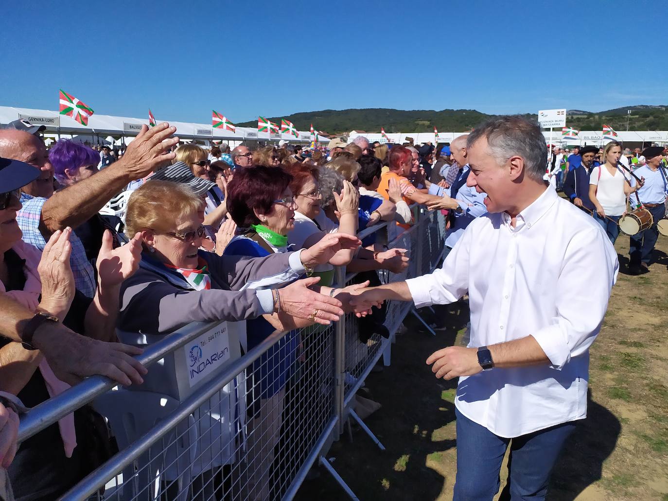 Al acto festivo acuden miles de simpatizantes del PNV para pasar el día con los dirigentes del partido 