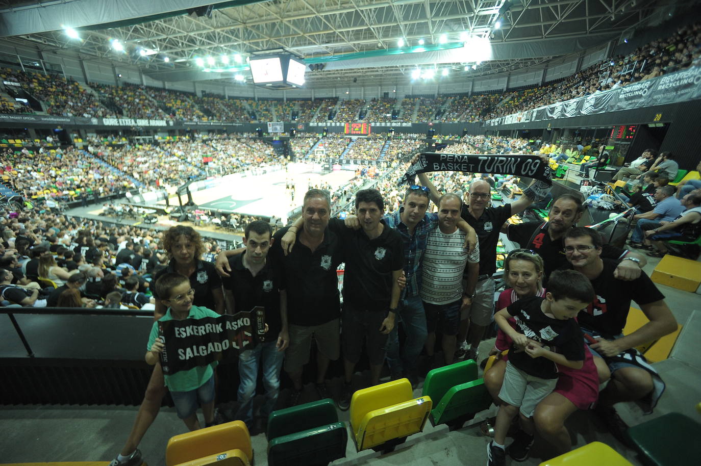 Fotos: La afición del Bilbao Basket vibra con su equipo en el regreso a la ACB