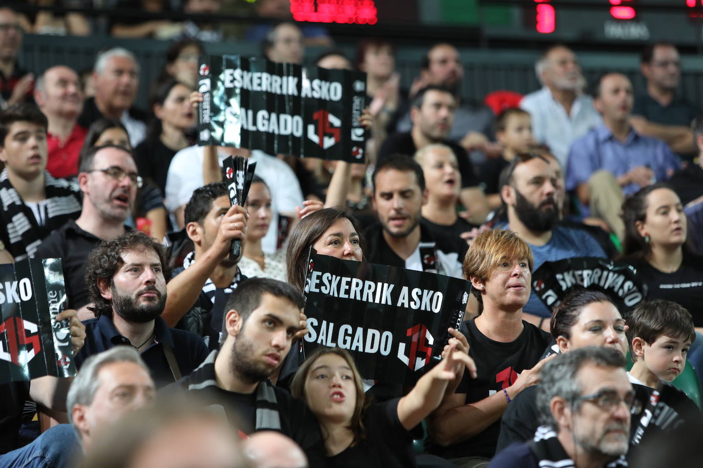 Fotos: La afición del Bilbao Basket vibra con su equipo en el regreso a la ACB