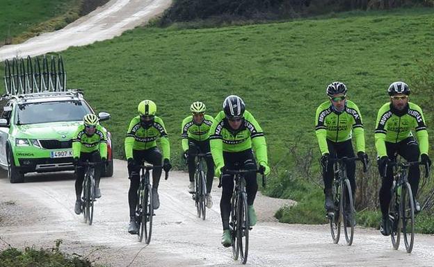 Los corredores del Euskadi-Murias, en un entrenamiento previo a la última Vuelta al País Vasco.