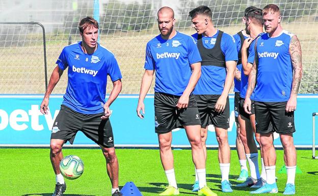 Tomás Pina encabeza el ejercicio en el entrenamiento de ayer en Ibaia.