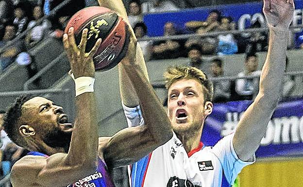 El azulgrana Higgins intenta una canasta ante Spires en el partido inaugural de la liga.