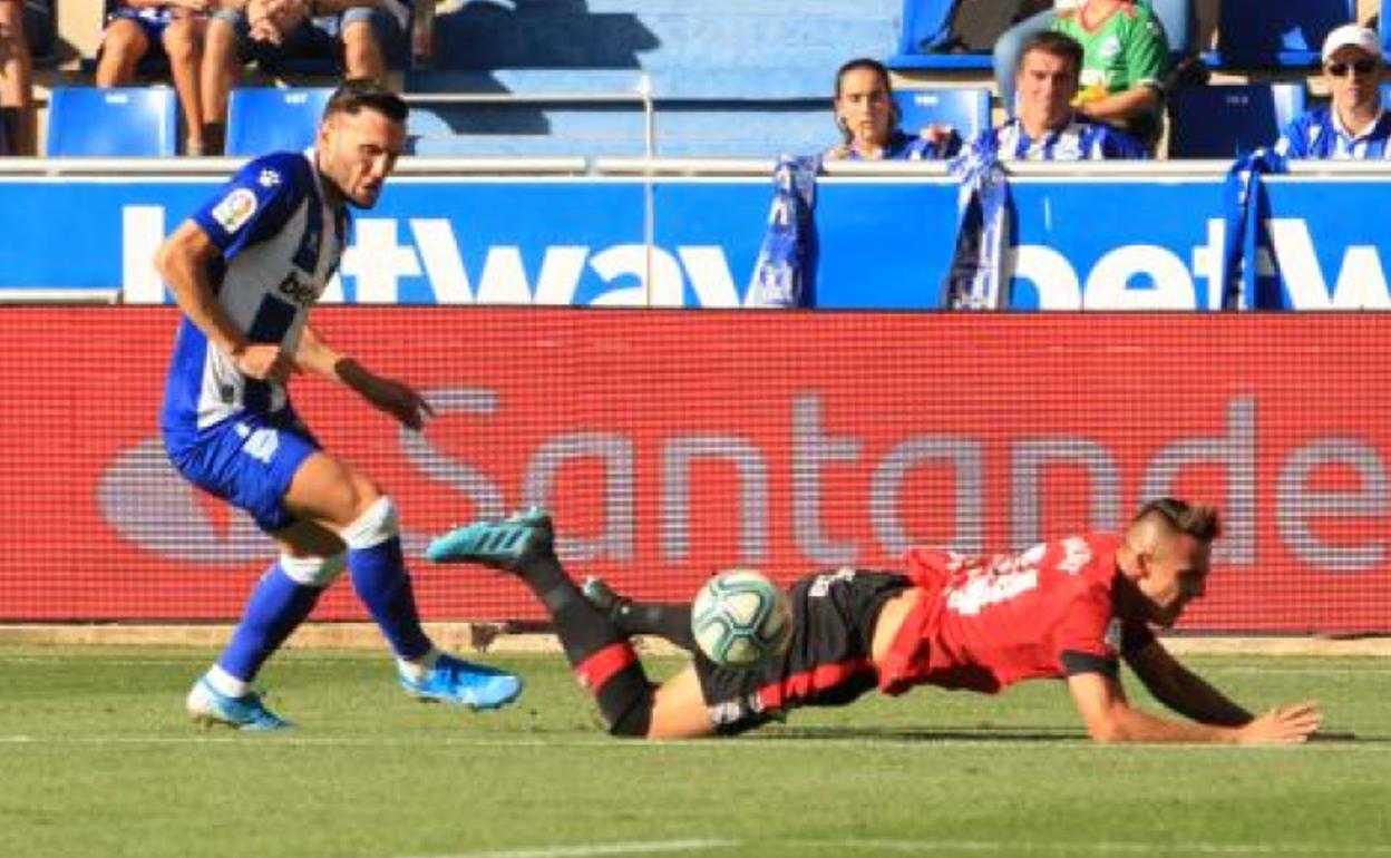 Lucas Pérez se estrena como goleador gracias a un penalti señalado por el VAR