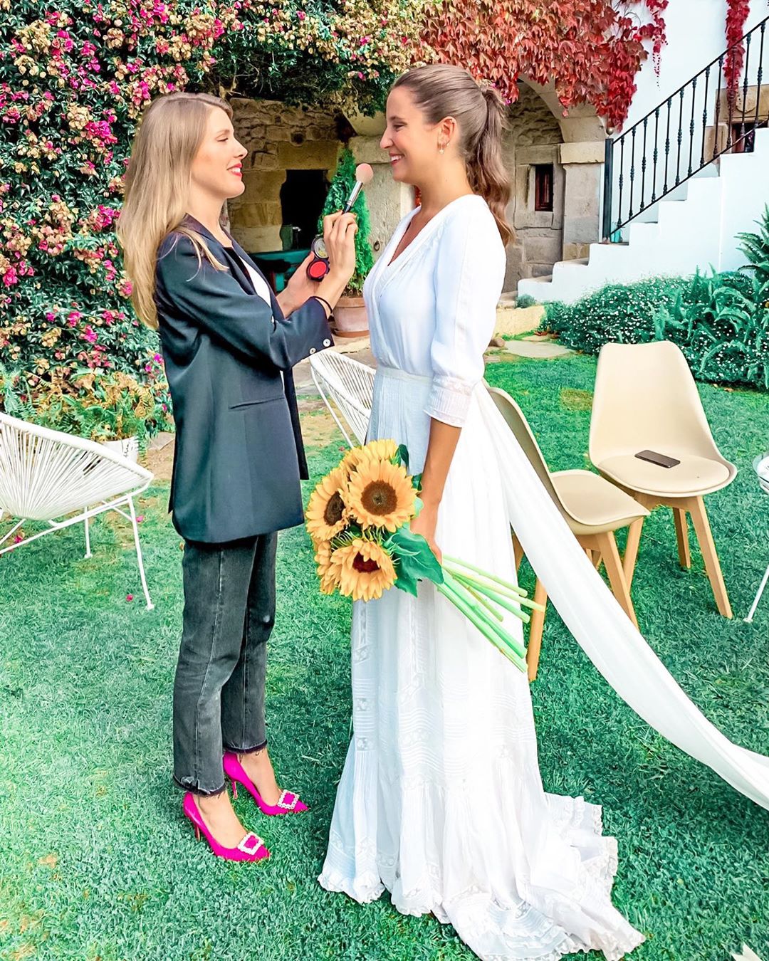 Teresa Andrés Gonzalvo y su amiga, Marta Lozano, llevaron unos diseños inspirados en estos dos iconos de la moda para asistir a la boda de Marta Pombo y Luis Gimeno