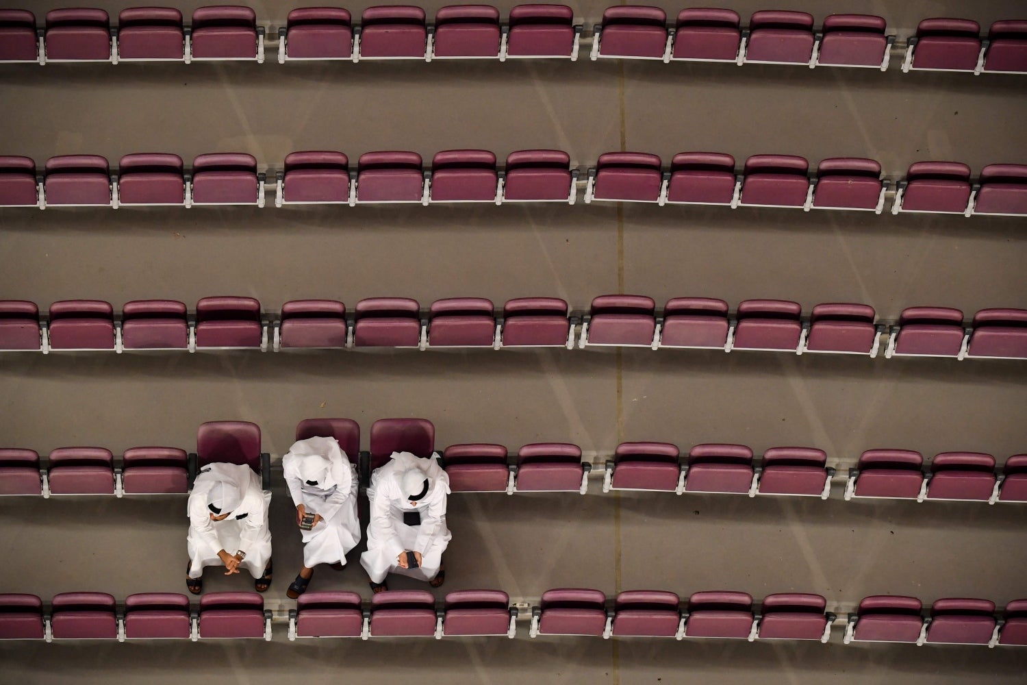 Espectadores miran el Campeonato Mundial de Atletismo IAAF 2019 en el estadio Khalifa International en Doha 