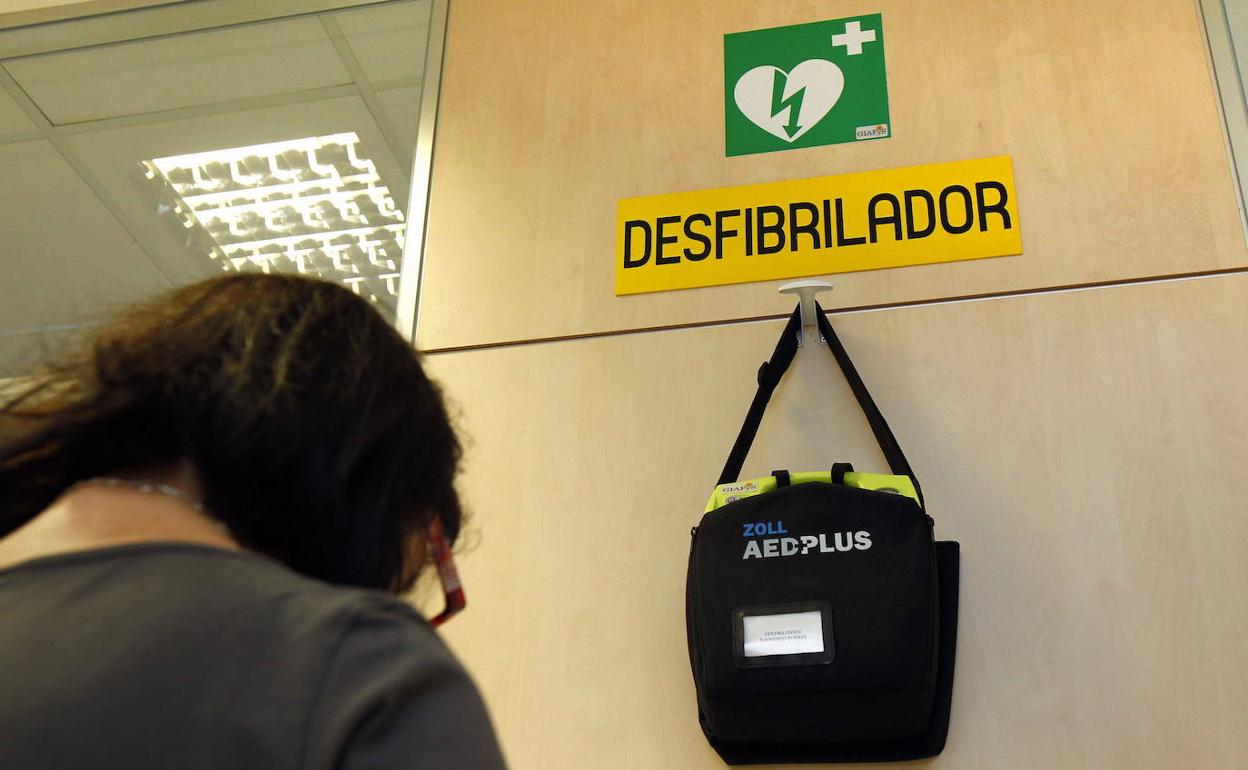 Uno de los agentes acudió al centro cívico Ibaiondo para coger un desfibrilador.