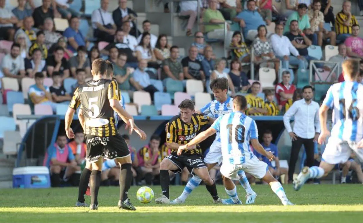 Un momento del partido entre el Barakaldo y la Real.