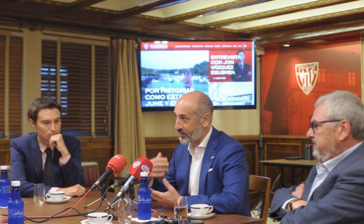 Jon Vázquez Eguskiza, Aitor Elizegi y Juan Calos Ercoreca, de izquierda a derecha, hoy en Ibaigane