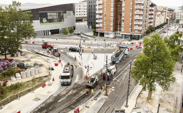 La calle Florida sufre también cortes por las obras del tranvía a la altura del puente de Las Trianas.