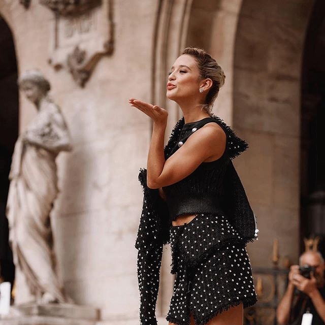 El modelo y actor bilbaíno vistió sus mejores galas para asistir al desfile de la firma francesa Balmain: un original traje con contrastes en blanco y negro