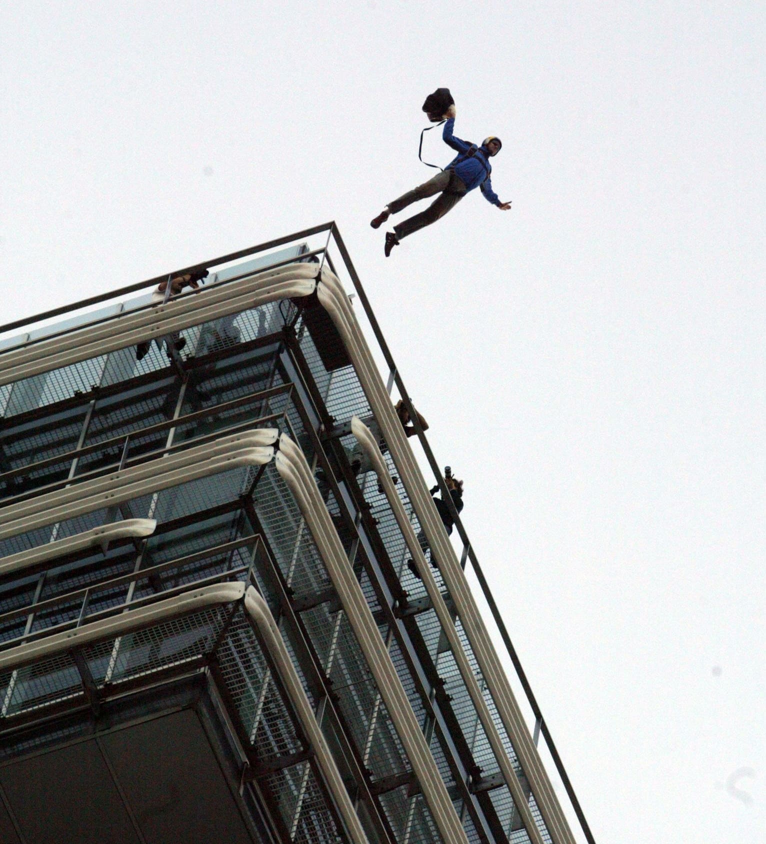 El primer salto al vacío desde la torre del BEC tuvo lugar en 2009 de la mano de Juan Ventura, un experto paracaidista, en el marco de la Feria Exponatur.