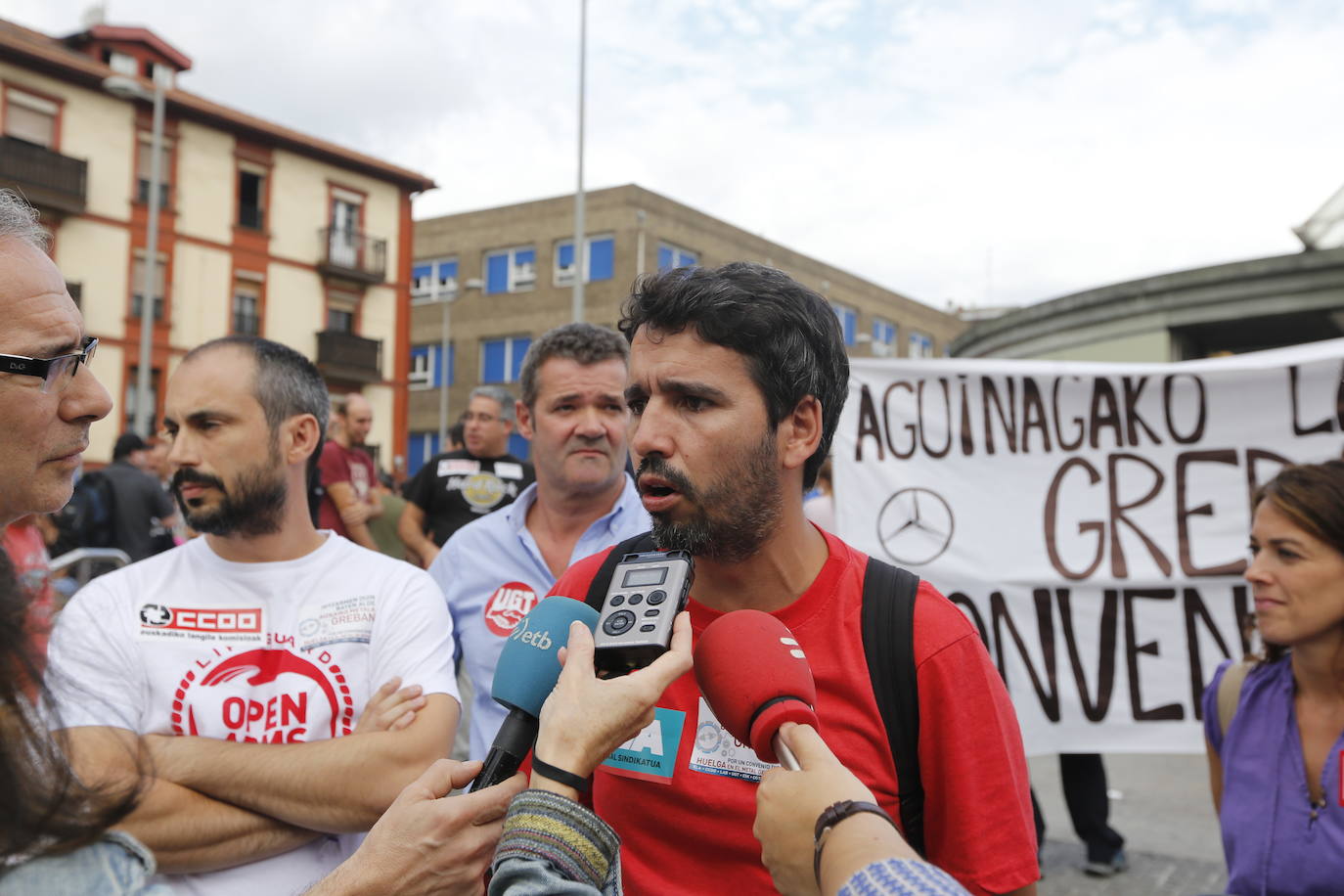 Miles de trabajadores han lanzado proclamas y dicen estar «indignados» por las palabras del lehendakari, Iñigo Urkullu, que acusó a las centrales de «falta de voluntad de acuerdo»