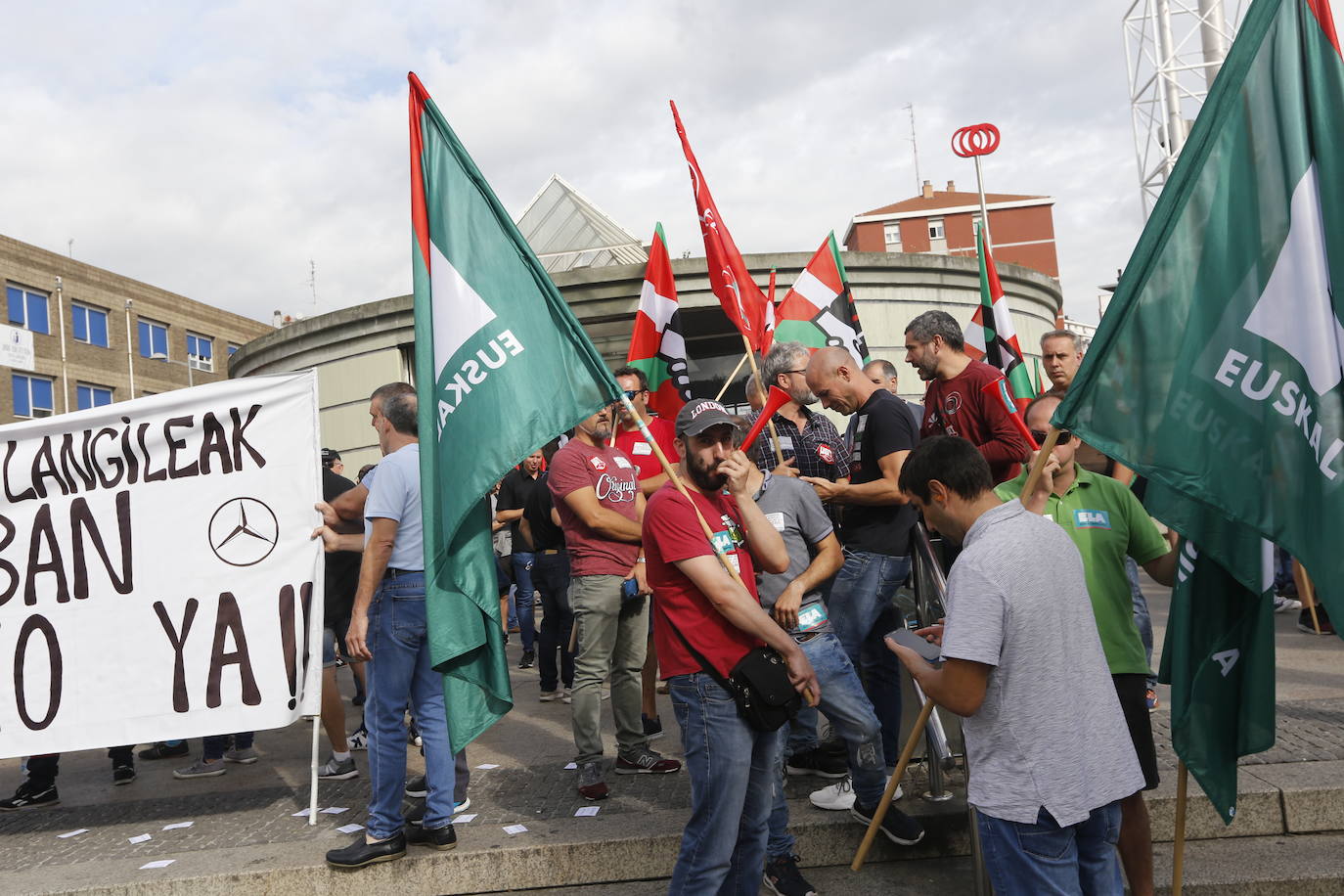 Miles de trabajadores han lanzado proclamas y dicen estar «indignados» por las palabras del lehendakari, Iñigo Urkullu, que acusó a las centrales de «falta de voluntad de acuerdo»