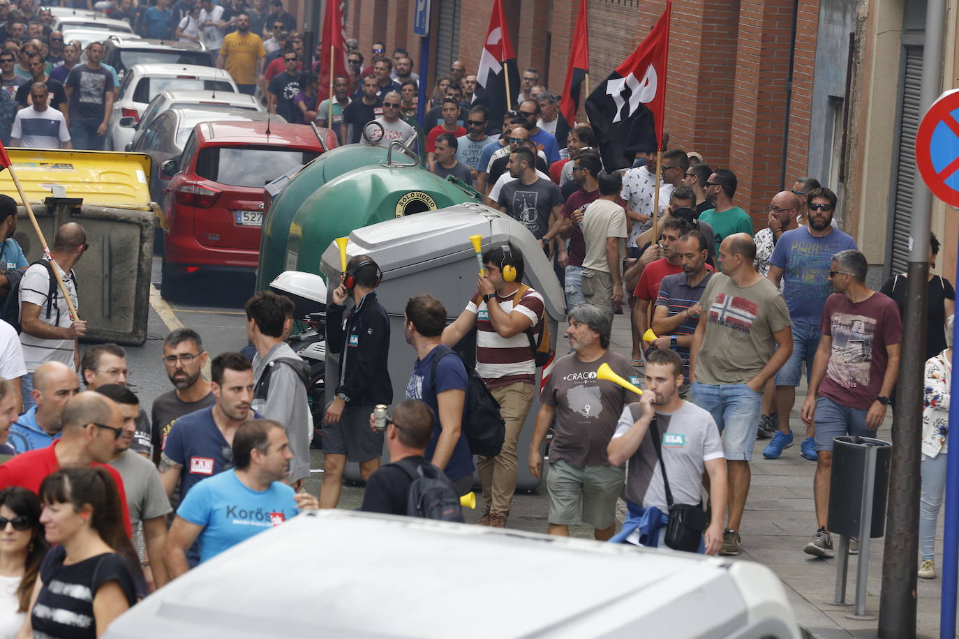 Miles de trabajadores han lanzado proclamas y dicen estar «indignados» por las palabras del lehendakari, Iñigo Urkullu, que acusó a las centrales de «falta de voluntad de acuerdo»