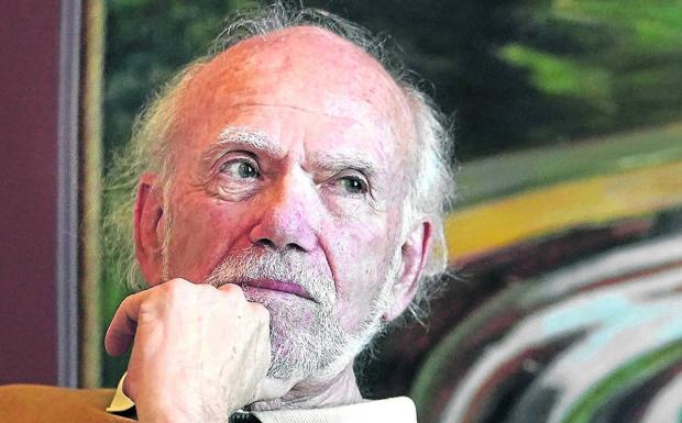 El estadounidense Barry Barish, ayer en el Teatro Victoria Eugenia de Donostia.