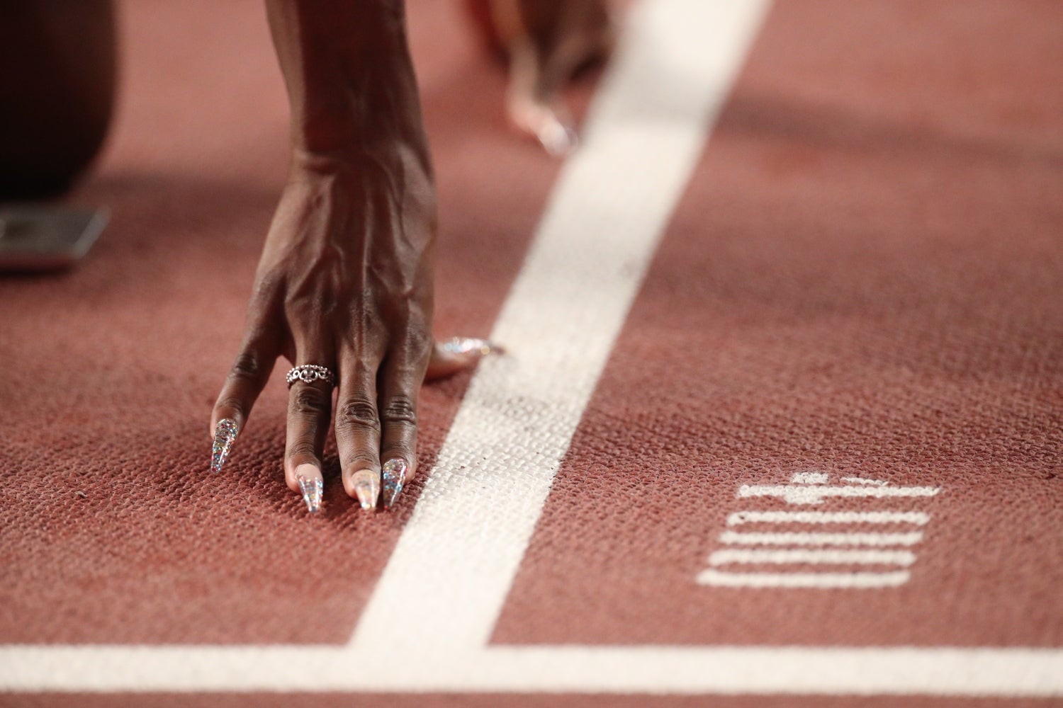 Detalle de las manos de Ashley Spencer de los EE. UU. , mientras se prepara para la carrera de 400 metros de vallas femenina, en el Campeonato del mundo de atletismo, que se disputa en Doha.