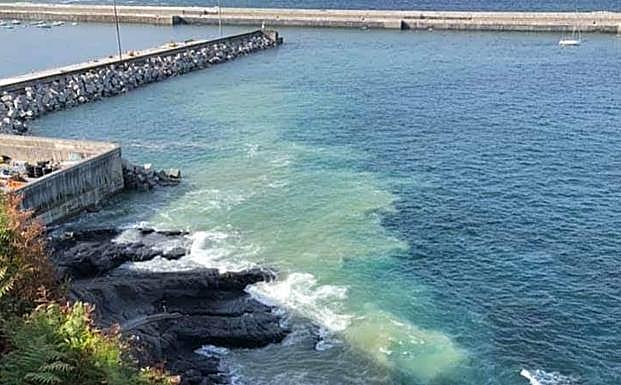 Residuos arrojados directamente al mar en Mundaka. 