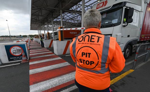 Un control en uno de los pasos fronterizos previos al eurotúnel.