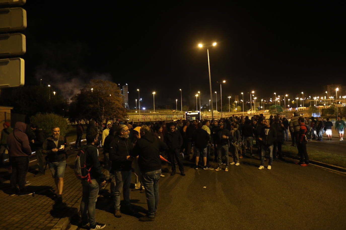 La manifestación de hoy jueves 3 de octubre de 2019, que congrega a unos 200 trabajadores que portan bengalas y lanzan petardos, ha cortado desde las 7.00 horas el acceso por Ansio, en las proximidades del BEC. Ese cierre está provocando importantes retenciones en el puente de Rontegi y también en La Avanzada.