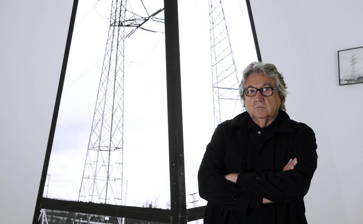 Antoni Muntadas posa con una de sus obras en una anterior muestra. 