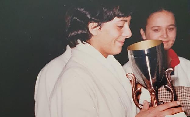 Carmen Solana de joven, recibiendo el trofeo en uno de los campeonatos de España. 