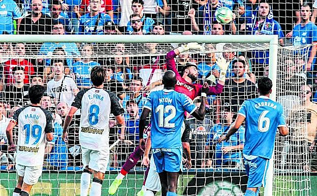 Sivera tapa la escuadra en un disparo del Getafe en el partido disputado en el Coliseum.